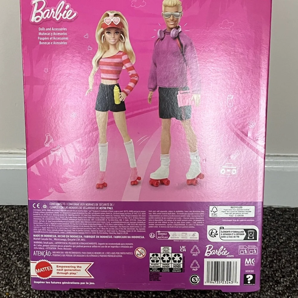 Barbie Fashionistas Set 65th Anniversary Collectible Roller-Skating - Picture 2 of 3